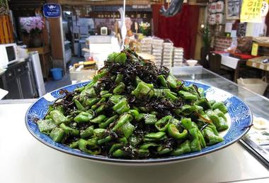 京都の歴史と伝統ある味を守る!小さなスーパーによる「老舗店の人気惣菜」存続奮闘記