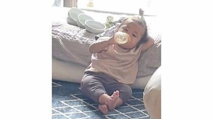 「先輩！足りますかね？」ミルクを飲んでいるだけの1歳児から漂う貫禄がすごい…状況を母親に聞いた