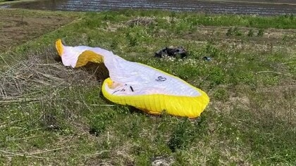 「やばい、ガシャーン」パラグライダーが畑に不時着　強風で操縦を誤ったか　男性けが　直前に住宅の屋根に足が当たる　長野・駒ケ根市