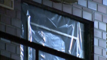 マンションで頭から流血の36歳女性が死亡　警察署を訪れた服に血の30代男性の妻か　殺人疑いも視野に事情聴く　埼玉・鴻巣市