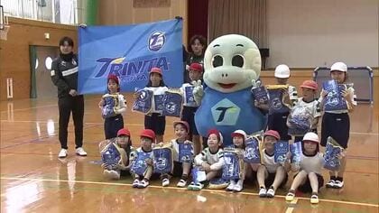 大規模火災復興支援　大分トリニータが佐賀関でサッカー教室　選手や監督のサイン入りボールも　大分