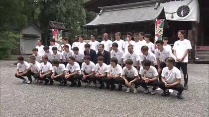 高知ユナイテッドが土佐神社に必勝祈願　下平新監督はJ2昇格に自信、2週間の練習で手応えか