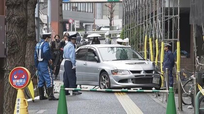 乗用車が歩道に突っ込み改修工事の足場で停車　歩行者の男性2人軽傷　車の男女も搬送　路肩に停車しようとしたか　東京・西五反田　