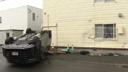 【ワゴン車がアパートに突っ込む】乗用車と出合い頭に衝突したはずみで横転…男性2人が病院搬送〈現場の交差点には一方に一時停止の標識あり〉北海道札幌市