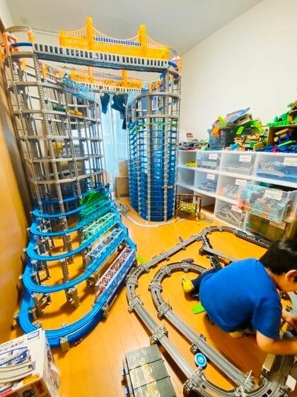 わずか1日で完成! 5歳男の子が作った“プラレールタワー”が大作すぎる…これまでの作品もすごかった