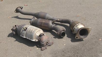 車のマフラー触媒60本盗まれる　狙いはレアメタル「パラジウム」か　全国で被害相次ぐ…工場の防カメには2人組