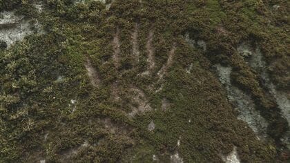 県名由来の石を何者かが削る…岩手・三ツ石神社「三ツ石」に手のような跡