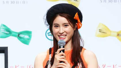 土屋太鳳 ノースリーブのワンピースとベレー帽の“画家”姿で「日本ダービー」PR  過去にはジョッキー姿も