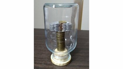 「どうやって作ったでしょう？」コインタワーが積まれているのは逆さまにした瓶の中…正解は成功率5%の方法だった