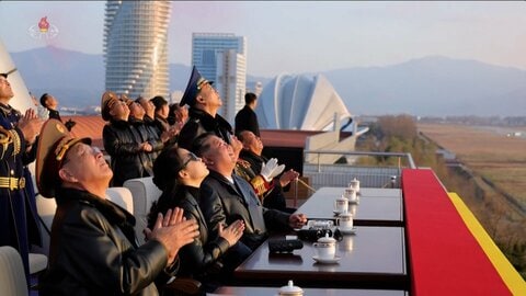 金正恩総書記が“娘”ジュエ氏と航空ショー視察　韓国メディア「米軍の無人偵察機や攻撃用無人機に似た機体もあった」