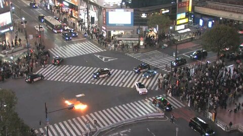 東京・渋谷スクランブル交差点で液体まかれ火災　火をつけたとみられる50代の男確保