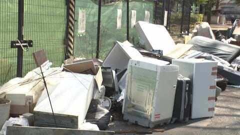 「本当に不愉快」都営“マンモス団地”に相次ぐ不法投棄　住民減少で“監視の目行き届かず”　東京・北区