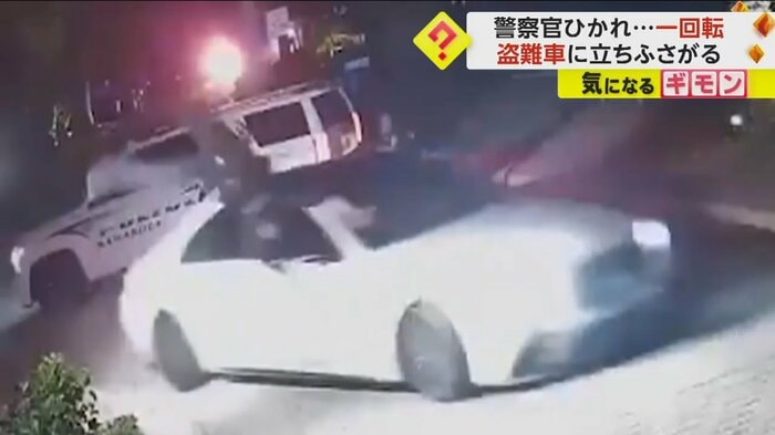 車にぶつかり1回転する警察官(画像:Sarasota Police Department)