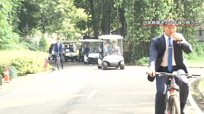 大統領夫妻と両陛下のゴルフカートと、自転車で併走する護衛