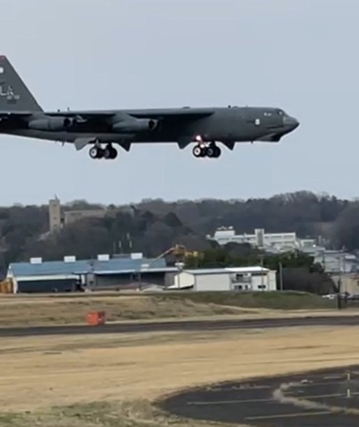 2024年4月2日17時過ぎ、1年ぶりに横田基地に着陸する米空軍B-52H大型爆撃機。(視聴者提供映像より)