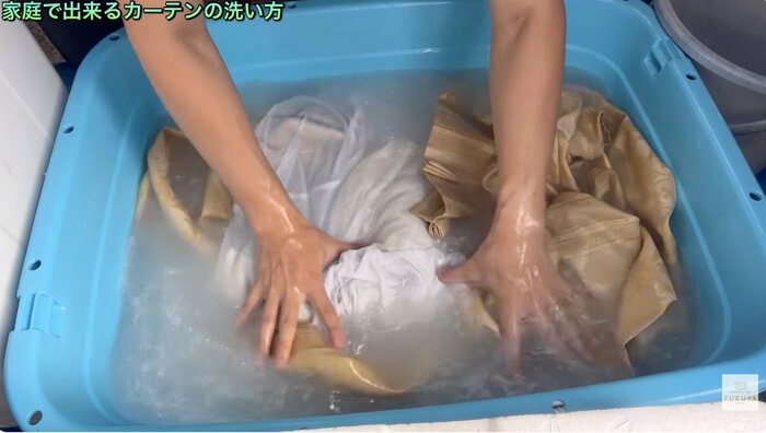 押し洗いすると洗浄液が濁っていく