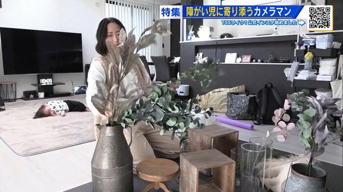 撮影セットを組み立てるカメラマンの榎春菜さん