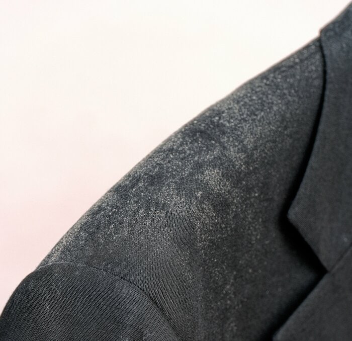 スーツについた白カビ（画像はイメージ）