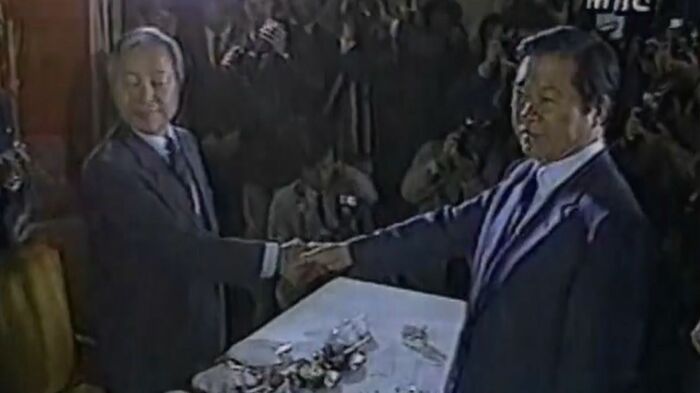 1987年大統領選に向け候補一本化交渉を行う金泳三氏(左)と金大中氏(右) 交渉は決裂し共倒れに