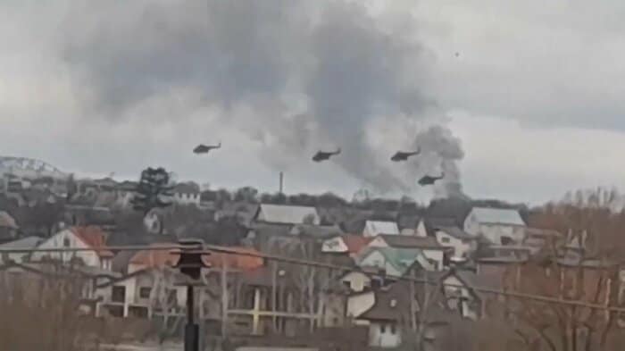 住宅街の上空を飛ぶロシア軍のものとされるヘリコプター(キエフ州・24日)