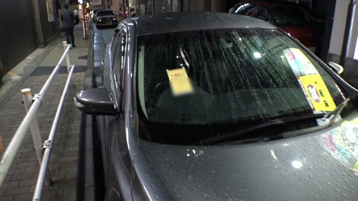 駐車違反ステッカーを貼られた”外交官ナンバー”車(2019年 都内)