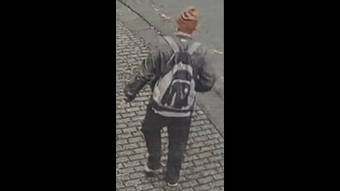 警視庁は、現場から逃走した男の画像を公開した。