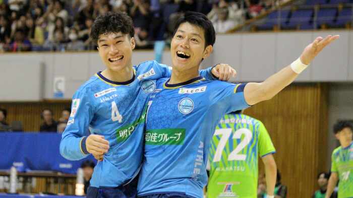 4点目のゴールを決めた水上玄太選手(右)