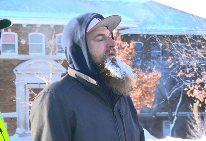 トランプ氏のイベントに並んでいた男性の髭は凍っていた