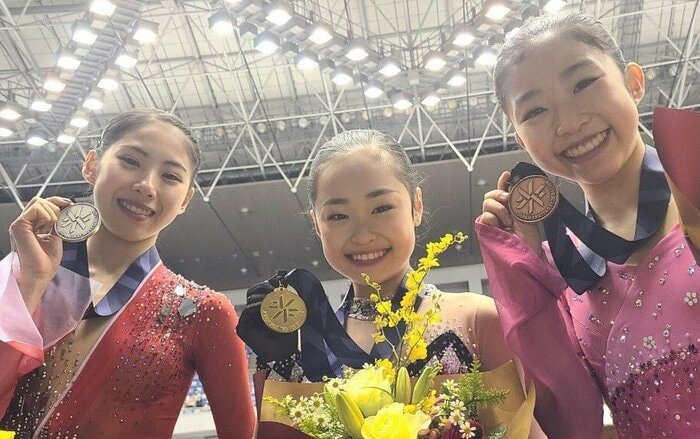 ジュニア女子で優勝した住吉りをん、島田麻央、千葉百音(左から)