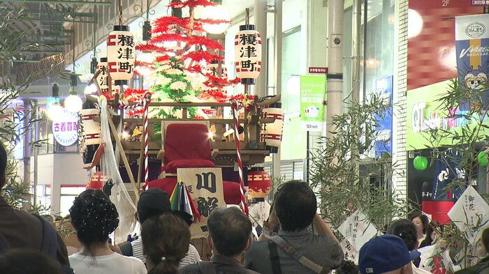 写真を収める見物客たち
