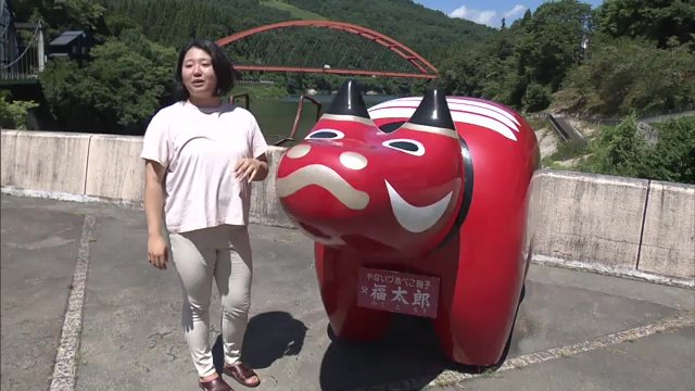 深い緑に朱色の橋と赤べこがよく映える