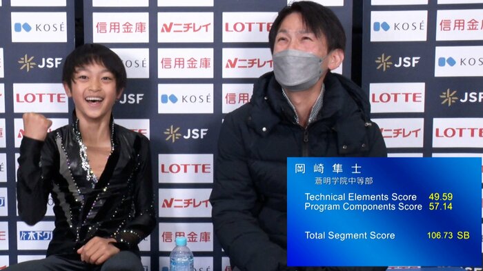 自己ベストが出てガッツポーズする岡崎隼士