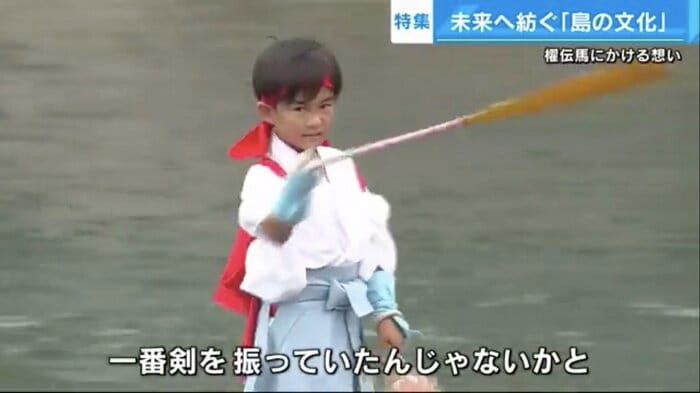 櫂伝馬の船尾に立ち、剣を振る海月くん