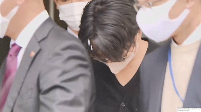 連行される丸田憲司朗容疑者(31)(20年11月 四谷署)