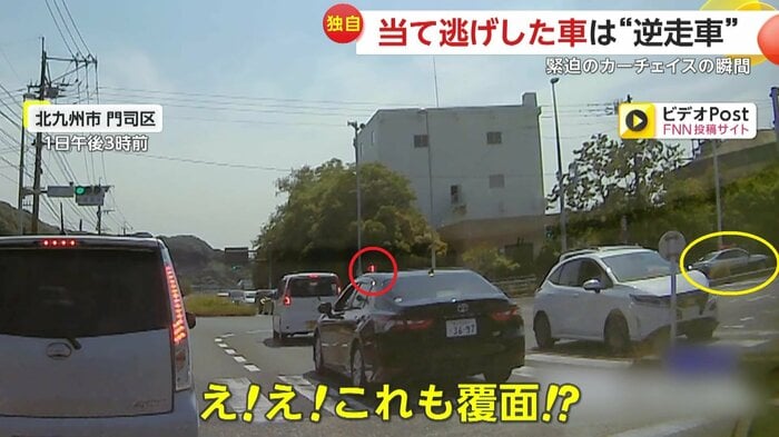 黒い車の屋根に突然載せられたパトライト