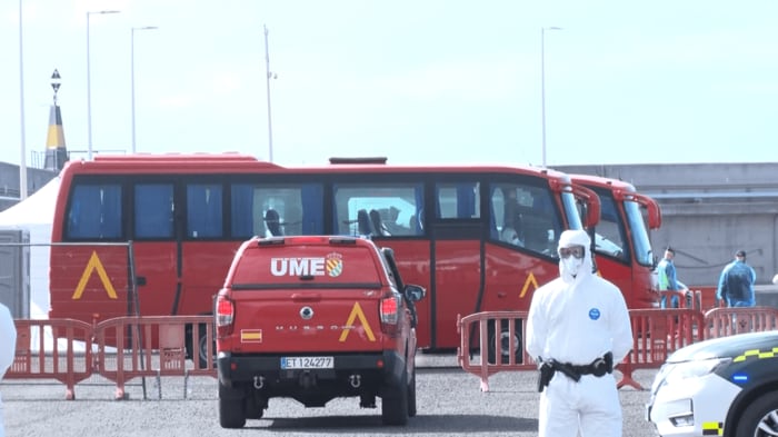 乗客はバス乗車後、そのまま飛行機へ