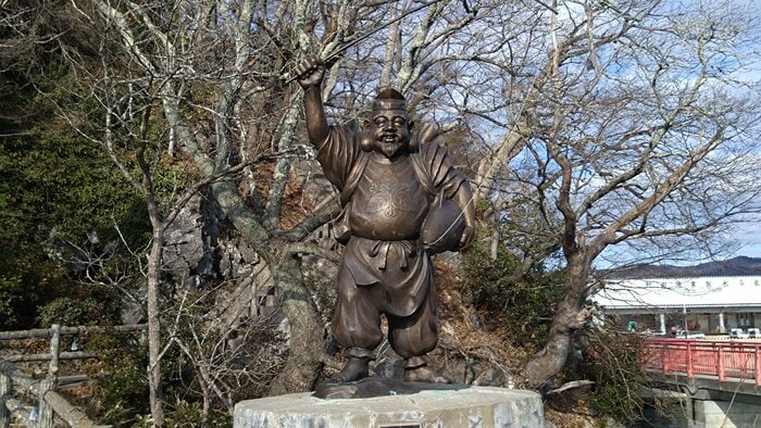 気仙沼湾を見つめる「恵比寿像」