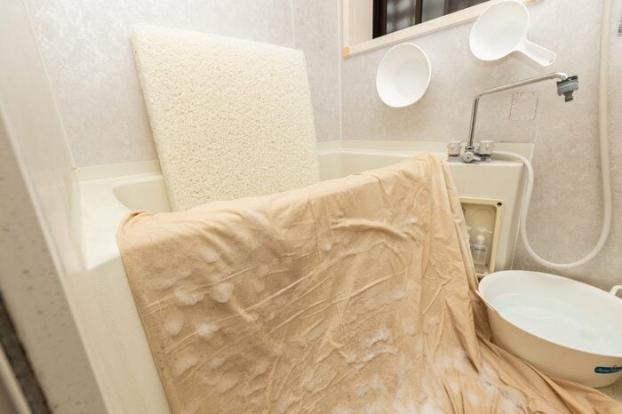 取り外せるシーツなどは必ず洗う（画像はイメージ）