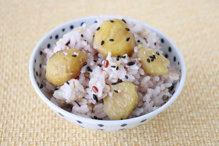 栗ご飯は雑穀米がよく合います。ごま塩をぱらりとふって。おにぎりにしても最高！
