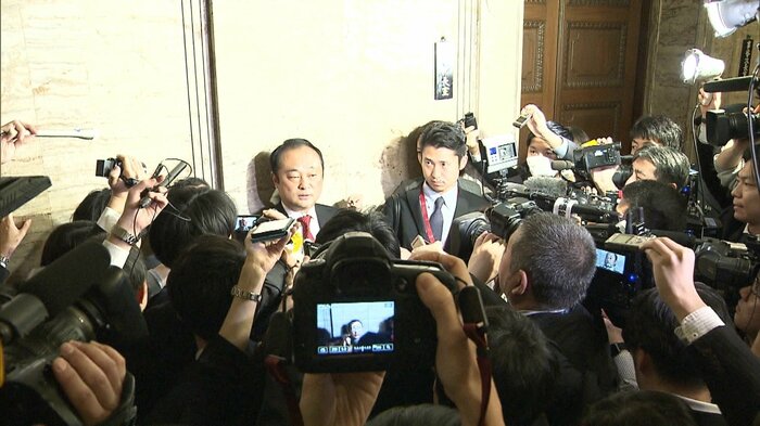 多数の報道陣に囲まれる宮澤議員(12月13日)