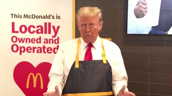 ペンシルベニア州のマクドナルドでアルバイト体験したトランプ氏(10月20日)