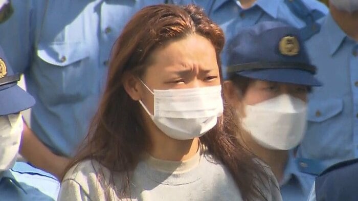 送検される長沢麗奈容疑者(21日)(3日午前 小田原署)