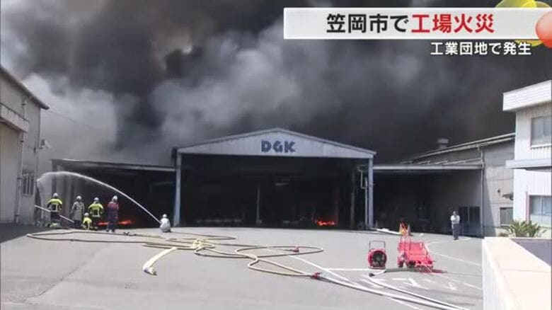 工場関係者「敷地の外から火が燃え移った」笠岡市の工場で発生の建物火災消火活動続く　ケガ人なし【岡山】｜FNNプライムオンライン
