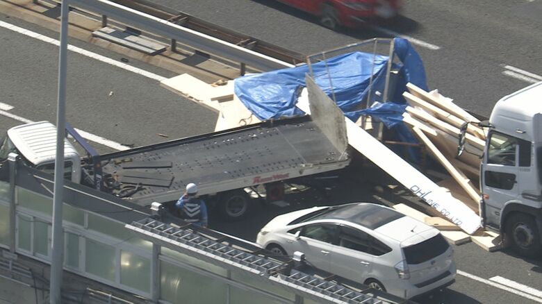 停車中のトラックに木材積んだトラックが追突か 高速道路で車3台が絡む事故 積み荷が散乱し通行止め続く｜FNNプライムオンライン