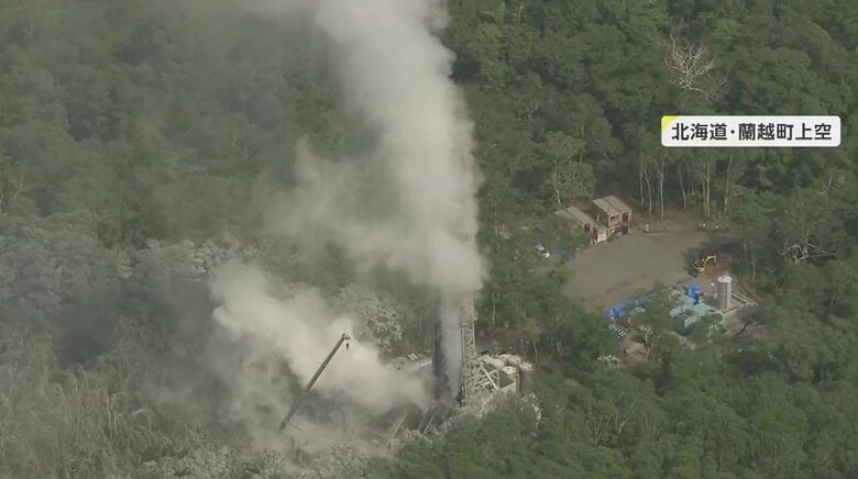 「山から煙…」正体は噴き出す巨大な水柱 周辺の木や道路が真っ白に…北海道では以前も神社で水柱噴き出す騒動｜FNNプライムオンライン