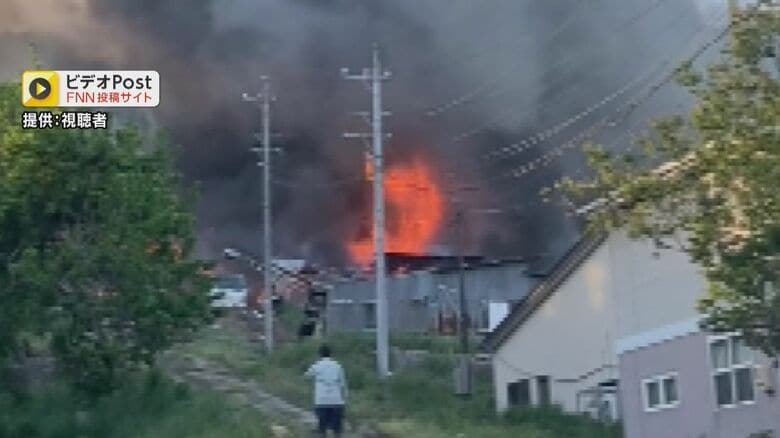 「鶏舎が燃えている」佐久市で養鶏場の鶏舎2棟を焼く火事　消防車8台が出動　長野｜FNNプライムオンライン