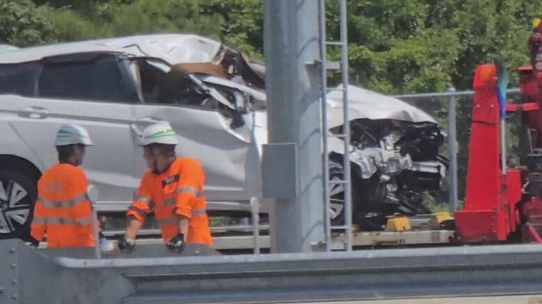 高速道路の「出口ランプ」で車が横転　30代男性を搬送｜FNNプライムオンライン
