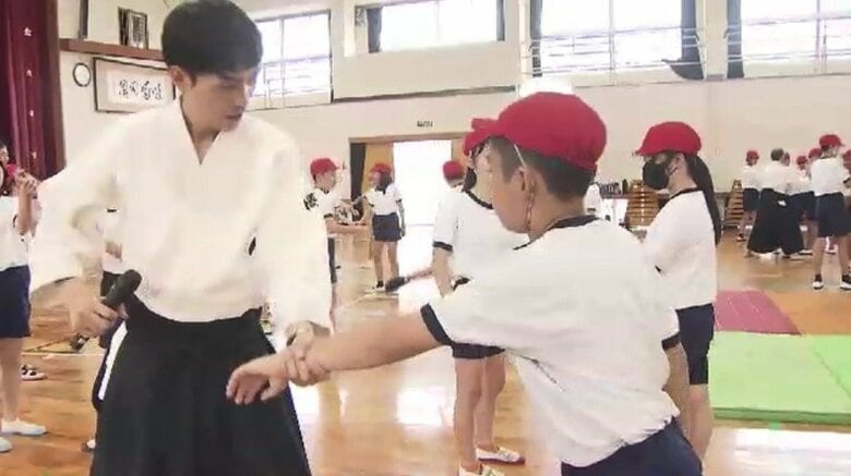 攻撃せずに身を守る「合気道」の出前授業　“万が一”に備えて小学6年生が学ぶ　声かけやつきまといの被害も　福岡・北九州市｜FNNプライムオンライン
