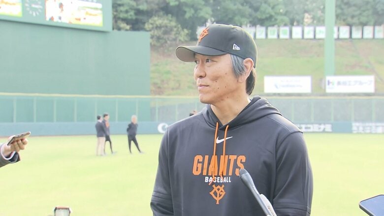 「戻ってきたんだなって感じ」松井新監督が秋季キャンプに　選手たちに笑顔で握手　共に戦った仲間がコーチ就任　15年ぶり日本一へ｜FNNプライムオンライン