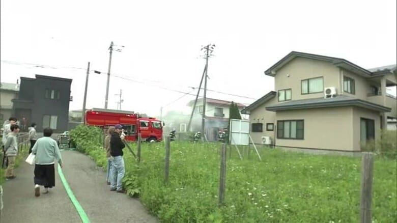 住宅など焼く火事　けが人なし　秋田｜FNNプライムオンライン